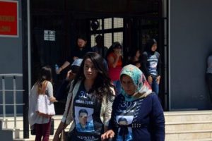 Soma duruşmasında sanığın g&uuml;lmesi aileleri kızdırdı