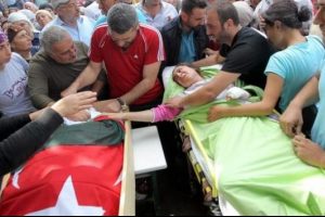 Yaralı kız, annesinin tabutuna sedyeden dokundu