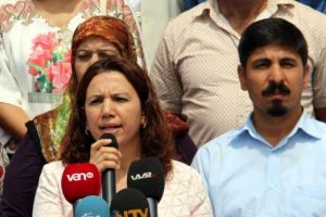 Belediyelerin &ouml;n&uuml;ne hendek kazarız