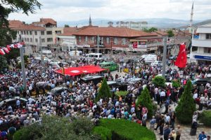 Binlerce kişi şehidi b&ouml;yle uğurladı...