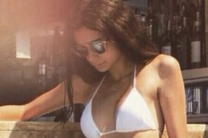 Bikinili fotoğrafa &ouml;vg&uuml;ler yağdı...