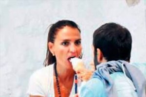 Ala&ccedil;atı'da dondurma keyfi yaptılar...