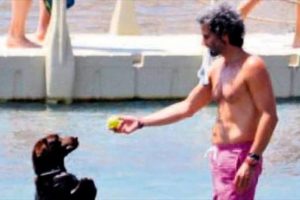 K&ouml;peğiyle denize girdi...