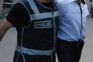 Bursa'da motosiklet s&uuml;r&uuml;c&uuml;s&uuml; ara&ccedil;lara silah &ccedil;ekti!