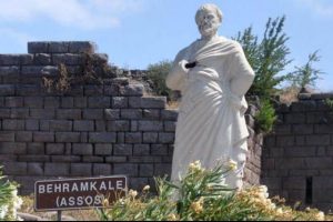 2 bin 400 yıllık Aristo heykeline saldırı