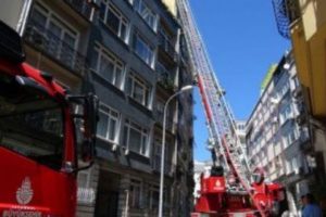 Moda'da korkutan yangın