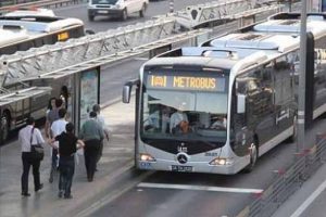 Silahlı iki PKK'lı metrob&uuml;ste yakalandı