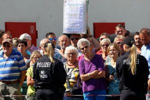 Merkel'e g&ouml;&ccedil;men karşıtlarından protesto