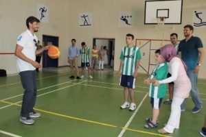 Bursasporlu basketbolculardan otistik &ouml;ğrencilere anlamlı destek