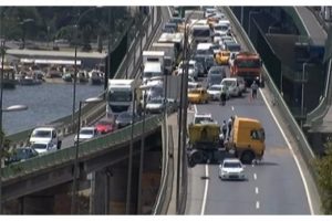 Hali&ccedil; K&ouml;pr&uuml;s&uuml;ndeki kaza trafiği fel&ccedil; etti