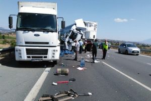 Bursa'da 2 TIR &ccedil;arpıştı!