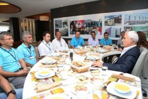 Başkan Bozbey &ccedil;alışanlarını &ouml;ğle yemeğinde ağırladı