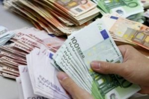 D&uuml;zce'de oyuncak parayla dolandırıcılık