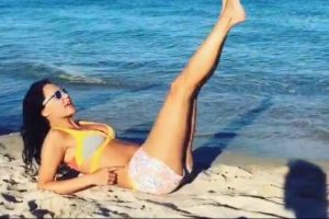 Ebru Şallı'nın pilates videosunda Sinan Ak&ccedil;ıl g&ouml;z&uuml;kt&uuml;...