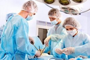 Beyninden t&uuml;m&ouml;r alınırken şarkı s&ouml;yledi