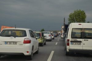 Bursa İzmir karayolundaki &ccedil;alışma tatilcileri bezdirdi