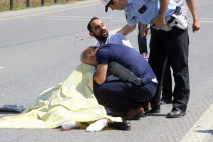 Babasının cansız bedenini son kez &ouml;p&uuml;p kokladı