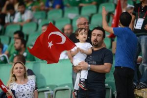 Bursaspor taraftarından ceza tepkisi: Vatan hainlerine şiir mi yazalım?
