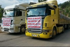 Kom&uuml;nist belediyeden Hopa'ya 2 TIR yardım malzemesi
