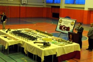 Diyarbakır'da &ccedil;ay bah&ccedil;esinde PKK cephaneliği bulundu