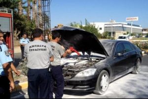Eski Bakan &Ccedil;avuşoğlu'nun makam aracı alev aldı