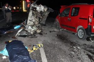 K&uuml;tahya'da zincirleme trafik kazası: 2 &ouml;l&uuml; 8 yaralı