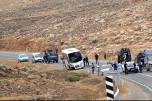 Şırnak'ta PKK'lılar polis servisine bombalı saldırı d&uuml;zenledi