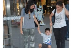 Anne oğulun neşesi yerinde...