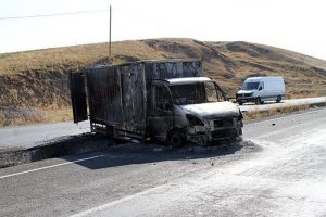 Yol kesen ter&ouml;ristler ara&ccedil; yaktı