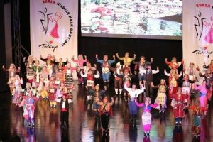 Nil&uuml;fer'de folklor ş&ouml;leni