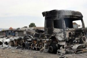 Ter&ouml;ristler 5 TIR'ı ateşe verdi