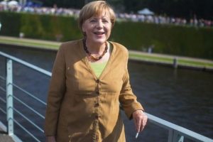 Merkel'den sığınmacılar konusunda T&uuml;rkiye'ye &ouml;vg&uuml;