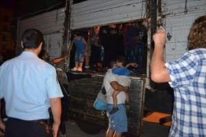 Kamyon kasasından 115 ka&ccedil;ak &ccedil;ıktı