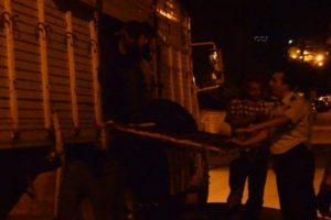 İzmir'de kamyon kasasında 115 ka&ccedil;ak g&ouml;&ccedil;men yakalandı