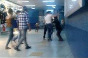 Metroda Suriyeli &ccedil;ocuğa dayak
