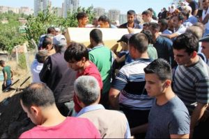 Yol kesen PKK'lıların &ouml;ld&uuml;rd&uuml;ğ&uuml; doktora ağlatan veda...