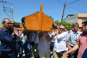 Erkan Can'ın acı g&uuml;n&uuml;! Bursalı &uuml;nl&uuml; oyuncunun annesi toprağa verildi...