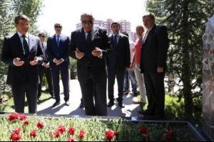 Davutoğlu ve T&uuml;rkeş Alparslan T&uuml;rkeş'in mezarını ziyaret etti