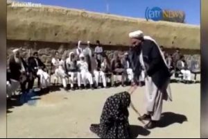 Zina yaptı dedikleri kadını kırba&ccedil;ladılar