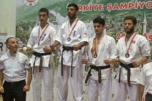 Bursa Yıldırımlı kareteciler madalyaları topladı