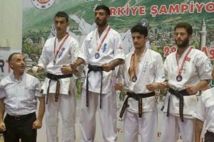 Yıldırım Belediyesporlu karateciler madalyaları topladı