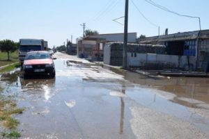 Bursa'da kanal taştı, işyerlerini su bastı!