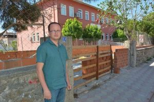 M&uuml;d&uuml;rl&uuml;ğ&uuml;n bah&ccedil;esine duvar &ouml;rerek arsayı satışa &ccedil;ıkardı