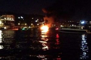 Bebek a&ccedil;ıklarında l&uuml;ks bir tekne alev alev yandı