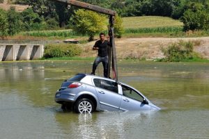 Bursa'da yaralıya yardım ederken otomobilinden oldu!