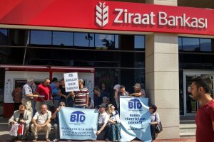 Dosya masrafı i&ccedil;in Ziraat Bankası &ouml;n&uuml;nde oturma eylemi yaptılar