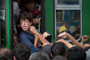 Macaristan'da izin &ccedil;ıktı, m&uuml;lteciler trenlere akın etti