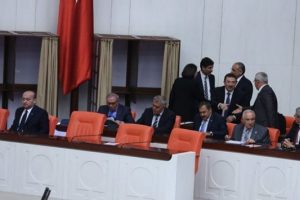 Bağımsız bakanlar yemin etmek &uuml;zere k&uuml;rs&uuml;ye &ccedil;ıktı, TBMM karıştı