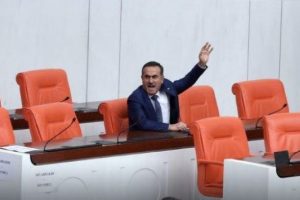 İhsan &Ouml;zkes AK Partililer ile aynı oyu kullandı