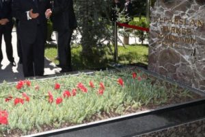 T&uuml;rkeş'in mezarı zemzem ve g&uuml;l suyuyla yıkandı